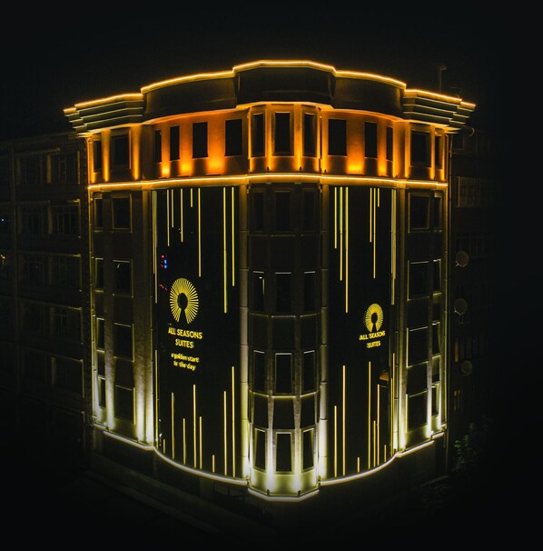 施設の正面 (日没後)