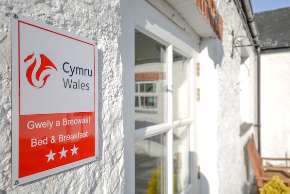 A sign for 'Cymru Wales' indicating a bed and breakfast with three stars. - East Trewent Farm B&B (Pembroke)