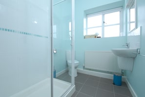Twin Room | Bathroom | Combined shower/tub, towels - East Trewent Farm B&B (Pembroke)
