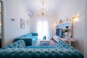 Deluxe Apartment (Acropolis) | Living room | Flat-screen TV - Acropolis Deluxe Apt Must (Thessaloniki)