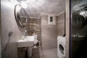 Dusj, regndusjhode, hårføner og tøfler