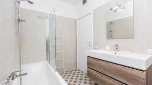 Appartement | Salle de bain | SĂšche-cheveux, bidet, serviettes fournies, shampoing