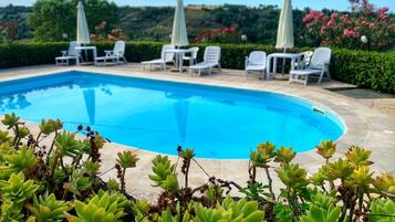 Hồ bơi ngoài trời phục vụ theo mùa