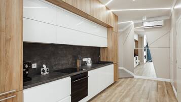 Deluxe Apartment, 2 Bedrooms (#316) | Private kitchen | Fridge, microwave, oven, stovetop