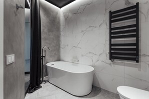 Departamento, 2 habitaciones (#427) | Baño | Regadera, amenidades de baño gratuitas, secadora de cabello, pantuflas 