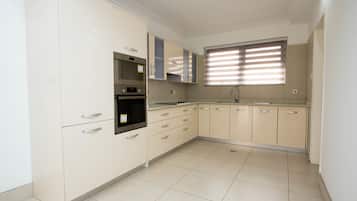 Luxury Apartment | Microwave