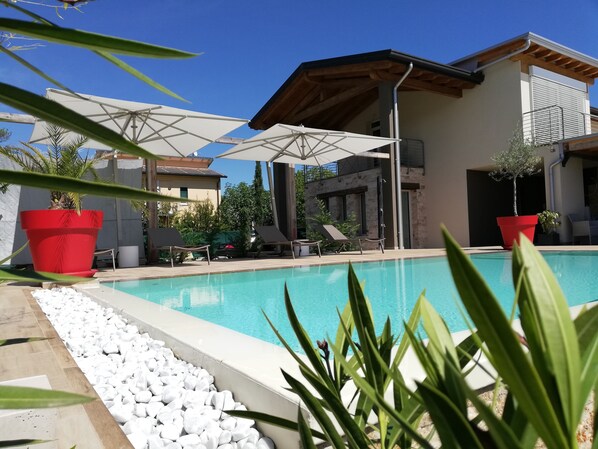 Outdoor pool, pool umbrellas, sun loungers - Villa Peler (Lazise)