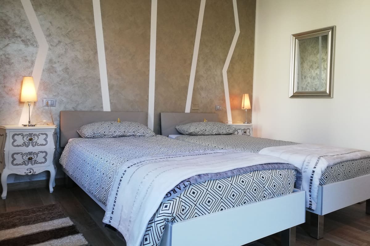 Chambre Deluxe Double ou avec lits jumeaux, vue piscine | Minibar, bureau, chambres insonorisées, lits bébé (en supplément)