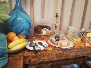 Free daily buffet breakfast - Villa Peler (Lazise)