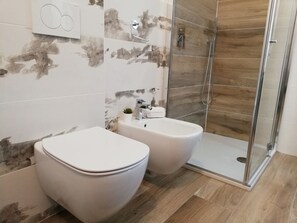 Quarto casal ou duplo luxo | Banheiro | Chuveiro, chuveiro com efeito de chuva, secador de cabelo, bidê