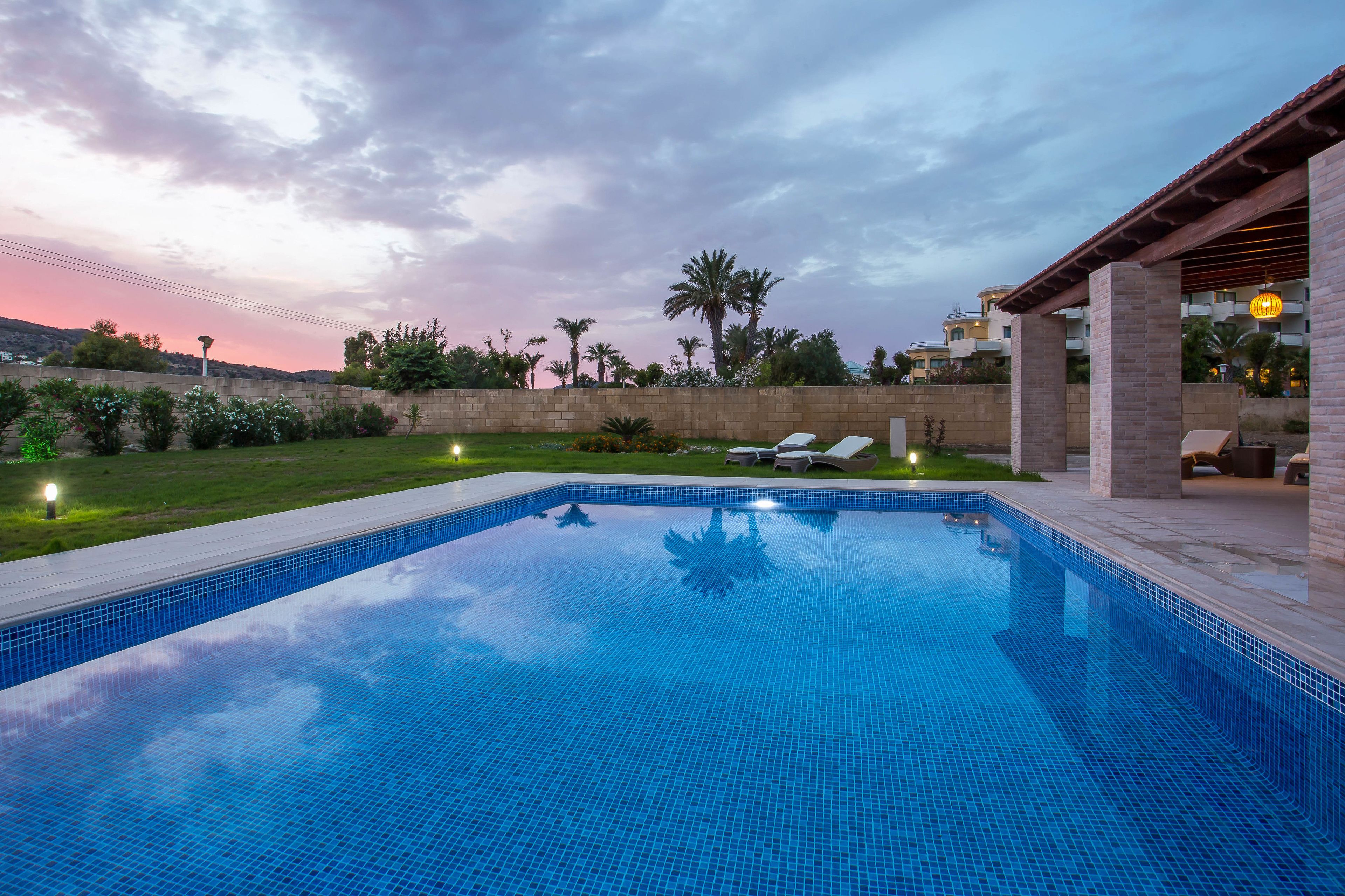 Açık yüzme havuzu, şezlonglar 