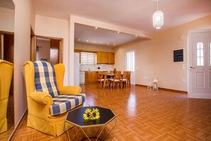 别墅, 泳池景观 | 起居区 | 平板电视、壁炉