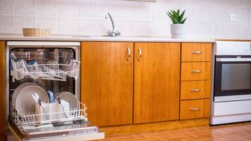 Full-size fridge, microwave, oven, stovetop