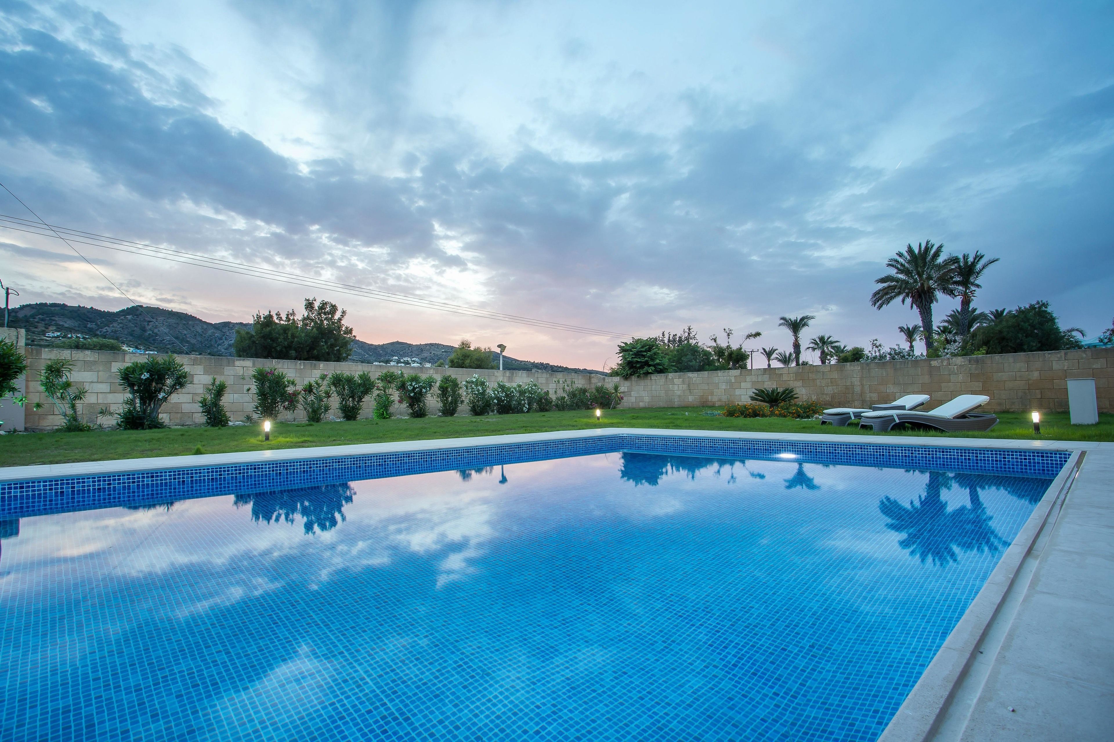 Villa, vue piscine | Piscine | Piscine extérieure, chaises longues