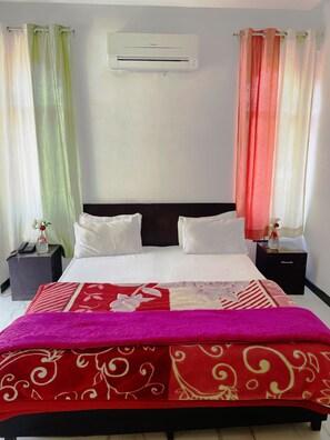 Deluxe Double Room, 1 Bedroom, Mountain View | Egyptian cotton sheets, premium bedding, desk, laptop workspace