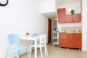 Comfort Condo, 1 Bedroom | Private kitchenette