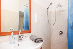 Comfort Condo, 1 Bedroom | Bathroom | Shower, free toiletries, hair dryer, towels - KAV Apartments - Sderot Ben Gurion 44 (Tel Aviv)