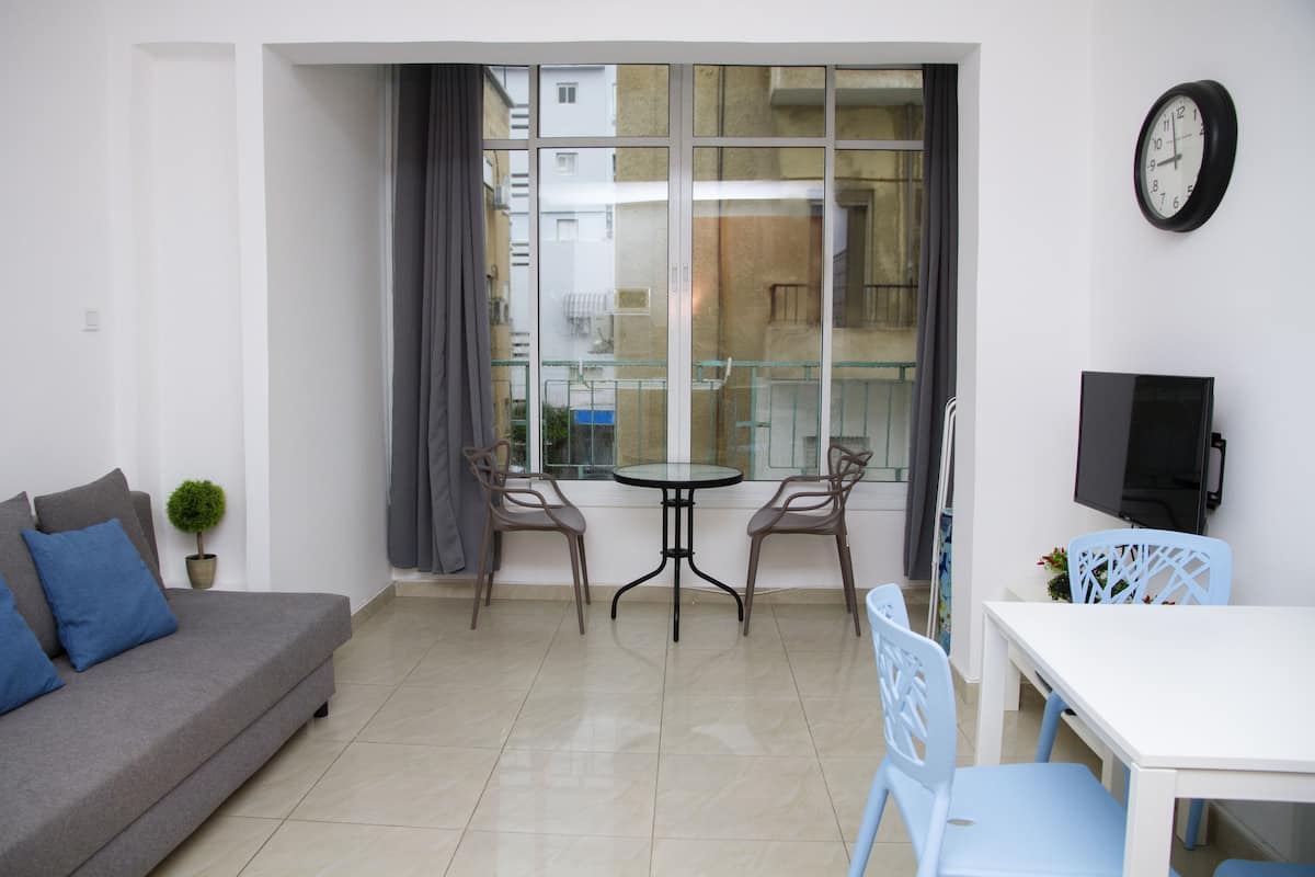 Tabla de planchar con plancha, wifi gratis y ropa de cama