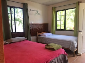 Quartos à prova de som, Wi-Fi de cortesia, roupa de cama