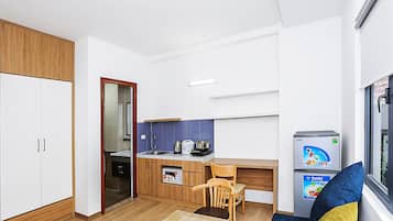 Estudio básico, balcón, vista a la ciudad | Área de sala de estar | Televisión LCD de 42 pulgadas con canales por cable y televisión