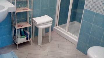 Doppelzimmer (Scheggia di Sole) | Badezimmer | Dusche, Haartrockner, Bidet, Handtücher