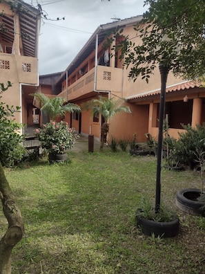 Vista frontal de la propiedad