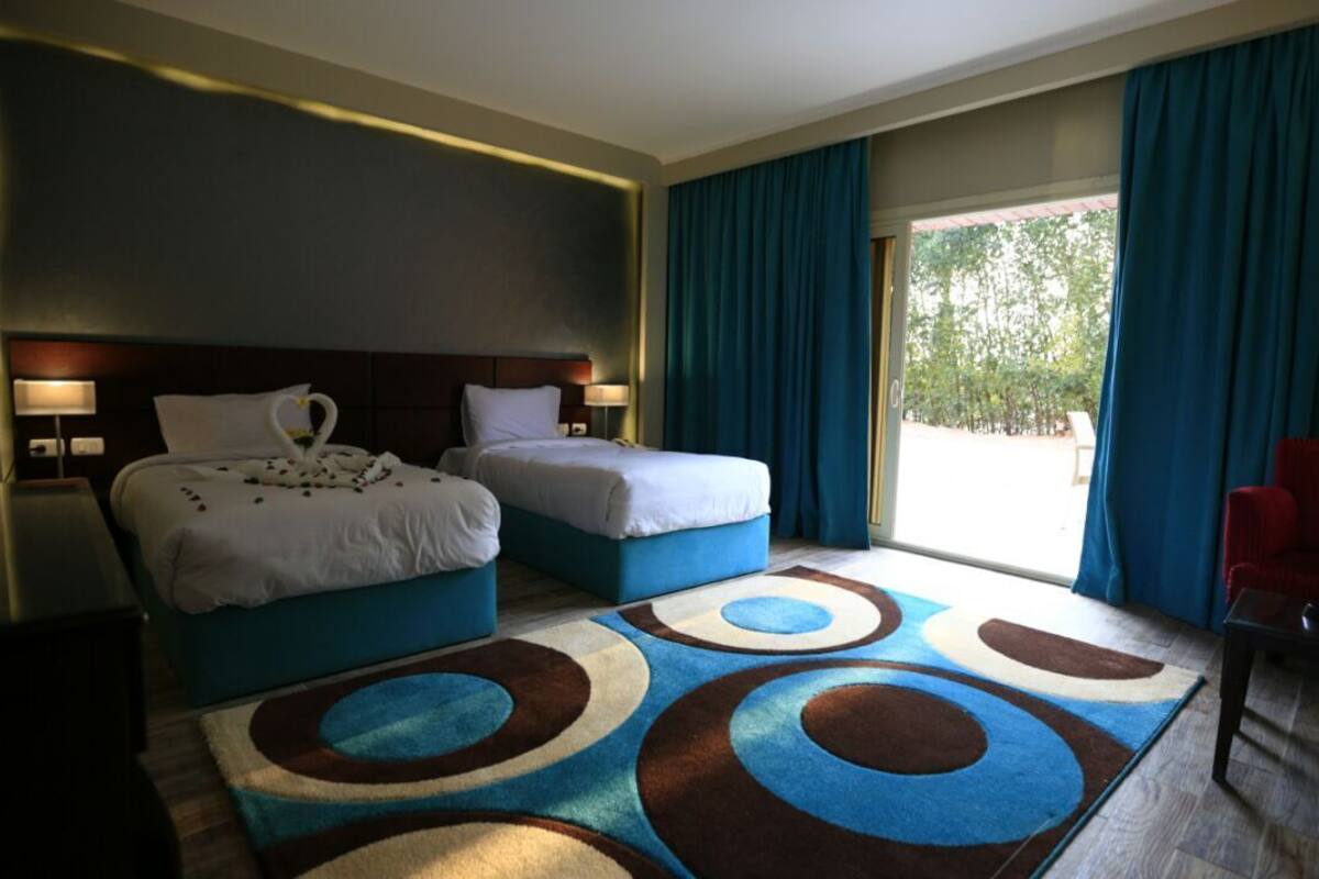Standard Twin Room, Garden View | Minibar (free items), desk, blackout drapes, WiFi (free)