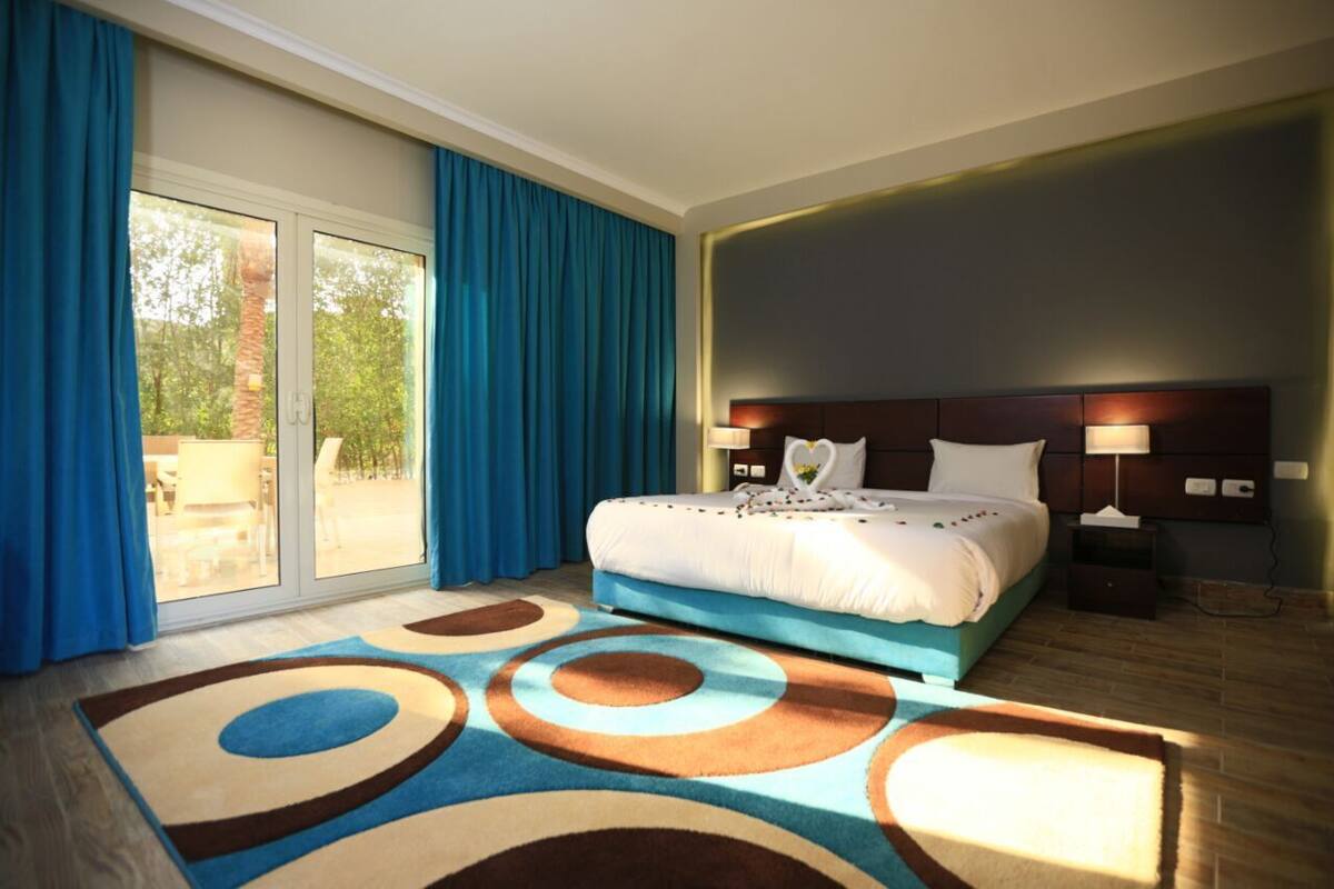 Standard Double Room, Garden View | Minibar (free items), desk, blackout drapes, WiFi (free)