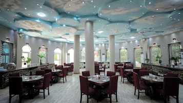2 restaurantes, se sirve desayuno