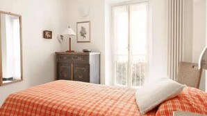 A bedroom with a bed, a dresser, a window, and a radiator. - I Fiori di Miranda (Casarza Ligure)