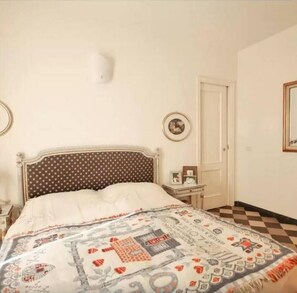 Double Room, 1 Queen Bed, Shared Bathroom