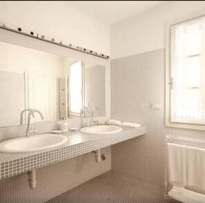 Habitación doble, 1 cama Queen size, baño compartido | Lavabo en el baño