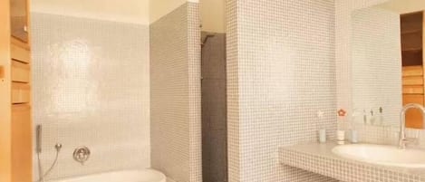Double Room, 1 Queen Bed, Shared Bathroom | Bathroom | Bathtub, jetted tub, free toiletries