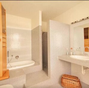 Habitación doble, 1 cama Queen size, baño compartido | Baño | Tina, tina de hidromasaje, amenidades de baño gratuitas 