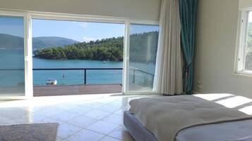 Villa | Een kluis op de kamer, een bureau, een strijkplank/strijkijzer