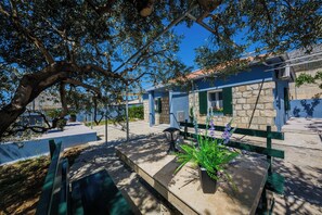 Outdoor dining - Luxury villa complex Pendolino with heated pool and jacuzzi (Kastela)