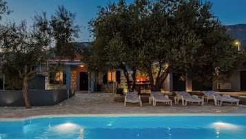 Piscine extérieure (ouverte en saison), chaises longues