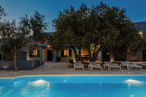 Seasonal outdoor pool, sun loungers - Luxury villa complex Pendolino with heated pool and jacuzzi (Kastela)