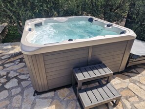 Courtyard - Luxury villa complex Pendolino with heated pool and jacuzzi (Kastela)