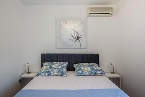 Villa (Apartman Villa) | 4 bedrooms, desk, laptop workspace, iron/ironing board - Luxury villa complex Pendolino with heated pool and jacuzzi (Kastela)