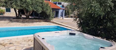 Außenpool (je nach Saison geöffnet), Liegestühle