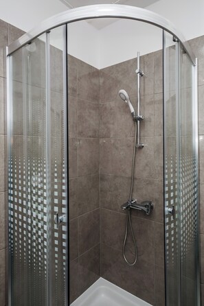 Dusche, kostenlose Toilettenartikel, Haartrockner, Handtücher