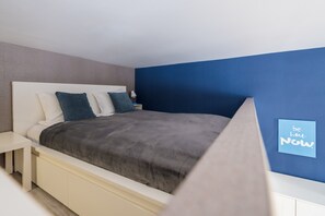 Leilighet – design (BLUE) | Individuelt dekorert, blendingsgardiner, lydisolert og strykejern/-brett