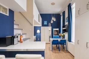 Design-Apartment (BLUE) | Individuell dekoriert, Verdunkelungsvorhänge, schallisolierte Zimmer
