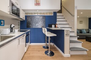 Leilighet – design (BLUE) | Individuelt dekorert, blendingsgardiner, lydisolert og strykejern/-brett