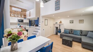 A modern apartment with a kitchen, dining area, and living room. - happy home Budapest BLUE (Budapest)