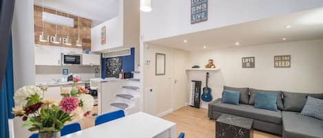 Appartement Design (BLUE) | DĂ©cor unique, rideaux dâobscurcissement, systĂšme dâinsonorisation