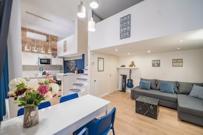 Design-Apartment (BLUE) | Individuell dekoriert, Verdunkelungsvorhänge, schallisolierte Zimmer