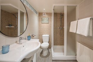 Departamento de diseñador (BLUE) | Baño | Regadera, secadora de cabello, toallas, jabón 