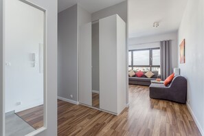 Apartemen Eksklusif, pemandangan kota | Meja kerja, ruang kerja ramah laptop, dan setrika/meja setrika